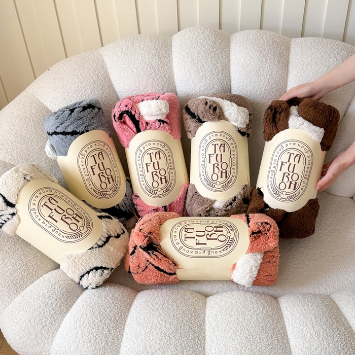 91家纺网 家纺一手货源 找家纺 （总）梵克保罗 2025新款双层阳离子叶子提花塔芙绒羊羔绒跨境双层毛毯盖毯毯子