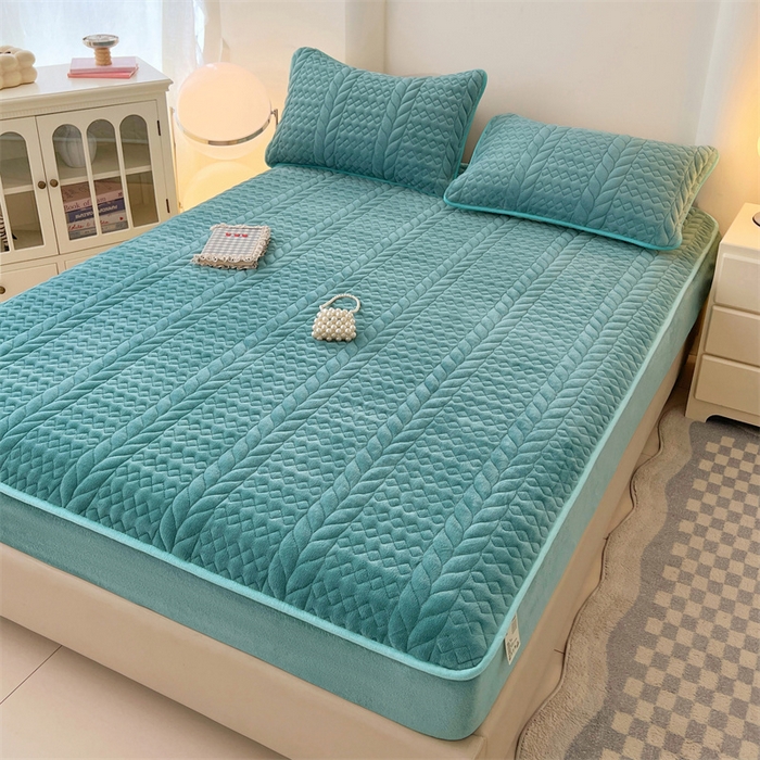 91家纺网 家纺一手货源 找家纺 梦舒羽 2025新款牛奶绒夹棉床笠床单床盖床罩床护垫床垫保护罩三件套-轻奢 轻奢款-浅水兰