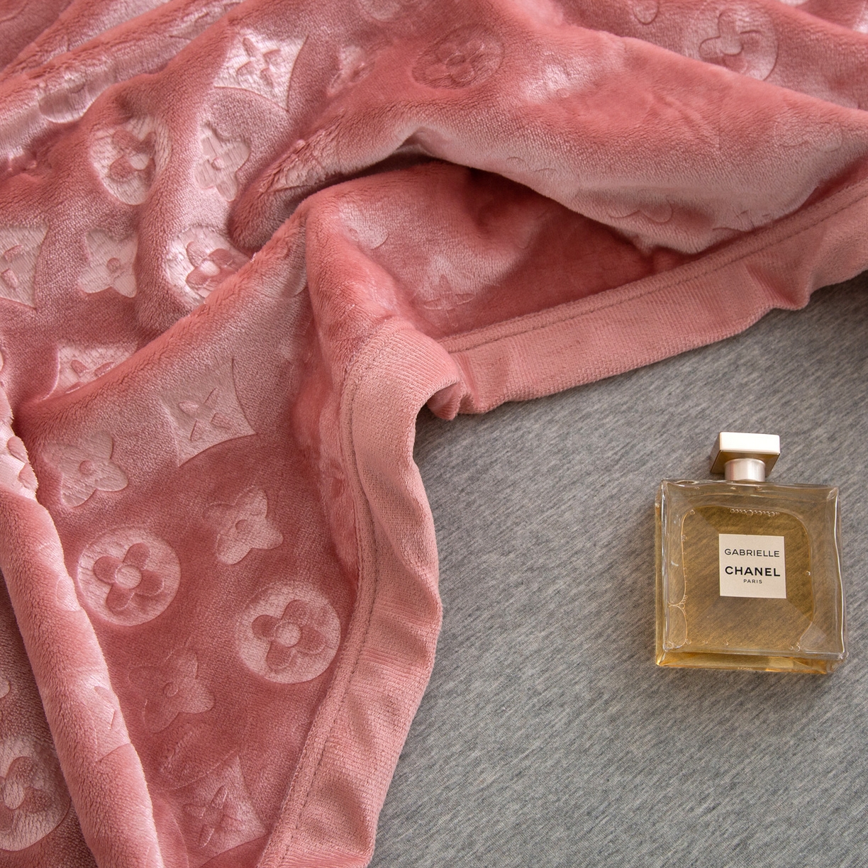 91家纺网 家纺一手货源 找家纺 梵克保罗 2025新款3D立体印花四季盖毯400克 3D粉