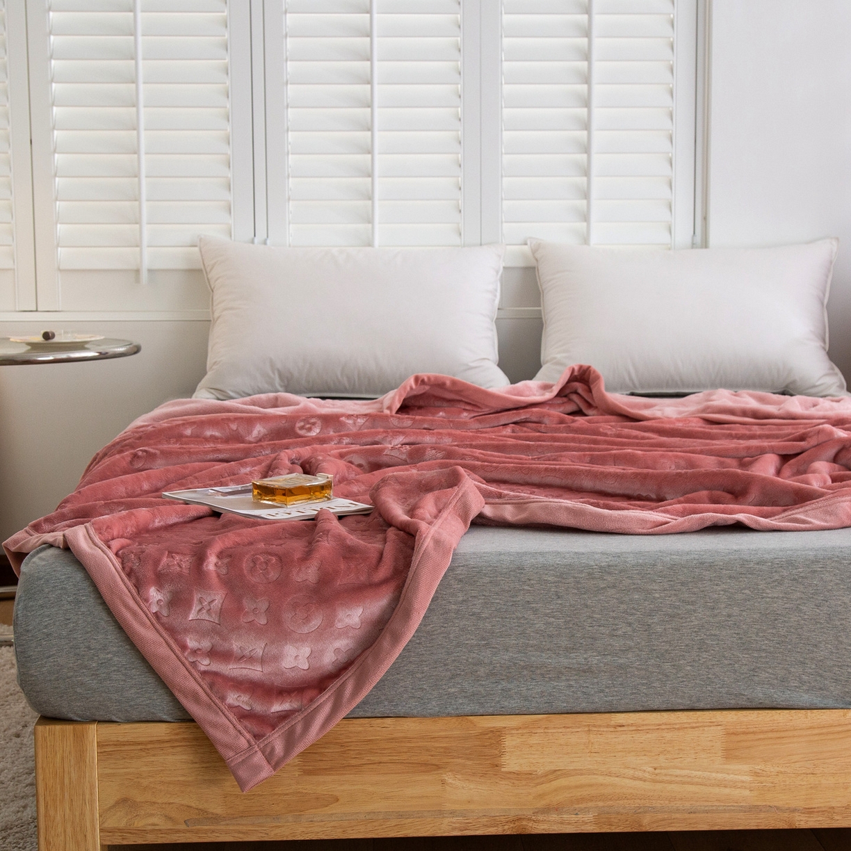 91家纺网 家纺一手货源 找家纺 梵克保罗 2025新款3D立体印花四季盖毯400克 3D粉