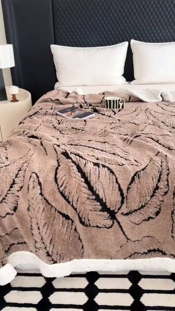 91家纺网 家纺一手货源 找家纺 梵克保罗 2025新款双层阳离子叶子提花塔芙绒羊羔绒跨境双层毛毯盖毯毯子 叶子驼色