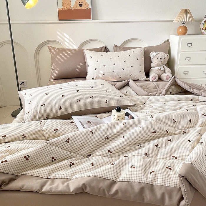 91家纺网 家纺一手货源 找家纺 梵克保罗 2025新款全棉夏被碎花卡通小清新简约纯棉夏凉被夏被四件套三件套 樱桃格子红