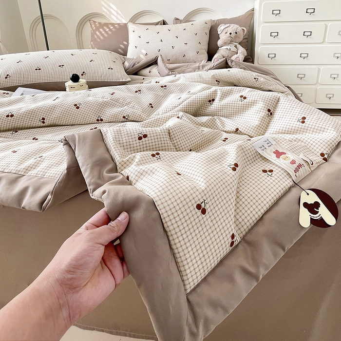 91家纺网 家纺一手货源 找家纺 梵克保罗 2025新款全棉夏被碎花卡通小清新简约纯棉夏凉被夏被四件套三件套 樱桃格子红
