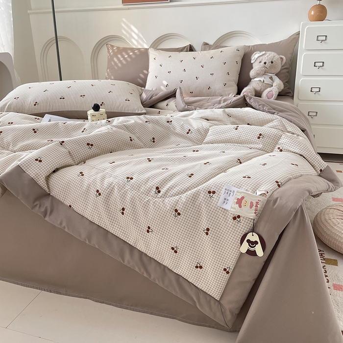 91家纺网 家纺一手货源 找家纺 梵克保罗 2025新款全棉夏被碎花卡通小清新简约纯棉夏凉被夏被四件套三件套 樱桃格子红