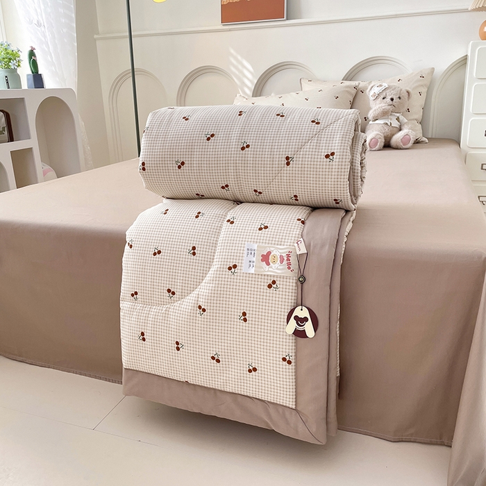 91家纺网 家纺一手货源 找家纺 梵克保罗 2025新款全棉夏被碎花卡通小清新简约纯棉夏凉被夏被四件套三件套 樱桃格子红