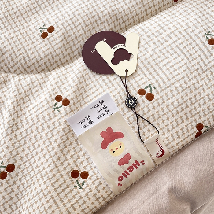 91家纺网 家纺一手货源 找家纺 梵克保罗 2025新款全棉夏被碎花卡通小清新简约纯棉夏凉被夏被四件套三件套 樱桃格子红