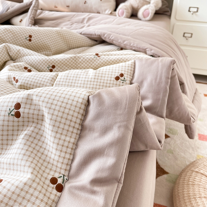 91家纺网 家纺一手货源 找家纺 梵克保罗 2025新款全棉夏被碎花卡通小清新简约纯棉夏凉被夏被四件套三件套 樱桃格子红