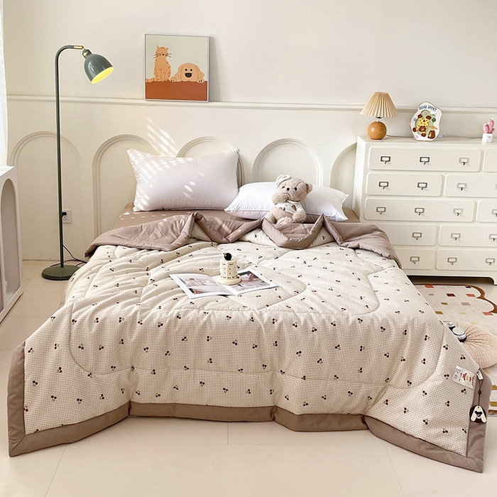 91家纺网 家纺一手货源 找家纺 梵克保罗 2025新款全棉夏被碎花卡通小清新简约纯棉夏凉被夏被四件套三件套 樱桃格子红