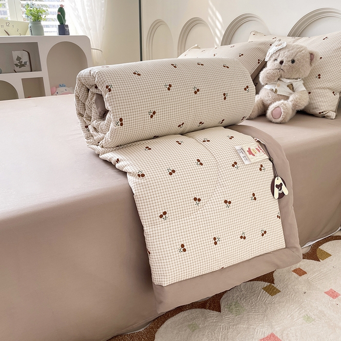 91家纺网 家纺一手货源 找家纺 梵克保罗 2025新款全棉夏被碎花卡通小清新简约纯棉夏凉被夏被四件套三件套 樱桃格子红