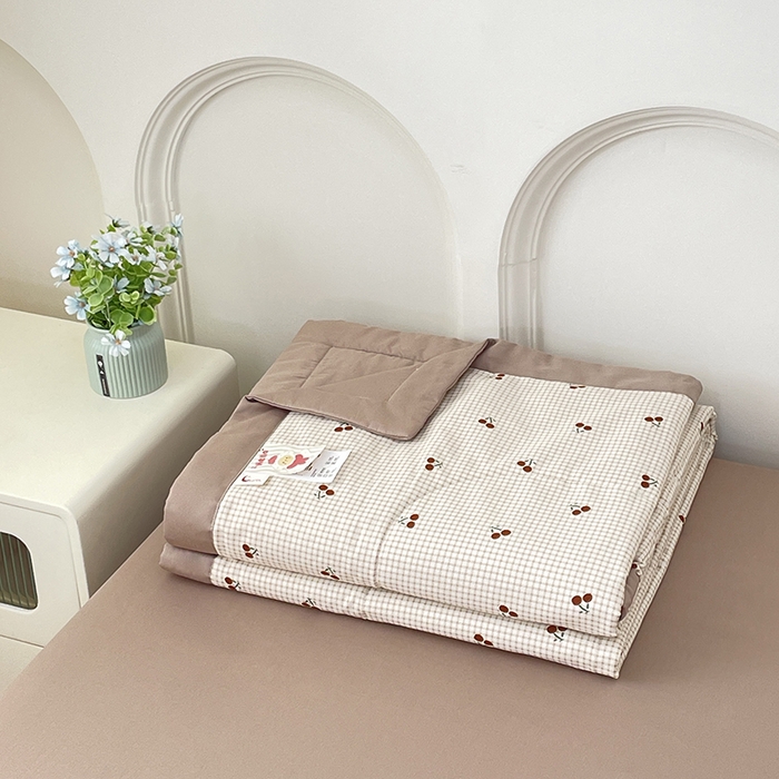 91家纺网 家纺一手货源 找家纺 梵克保罗 2025新款全棉夏被碎花卡通小清新简约纯棉夏凉被夏被四件套三件套 樱桃格子红