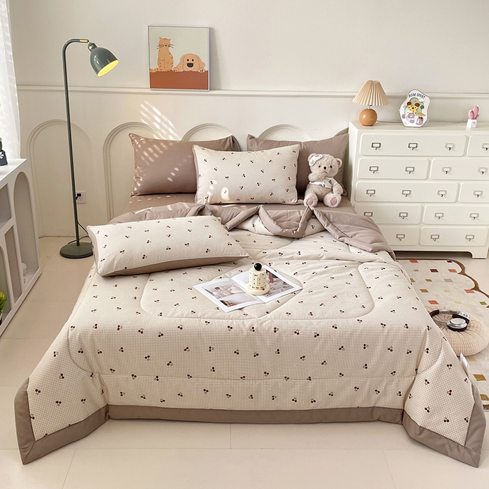 91家纺网 家纺一手货源 找家纺 梵克保罗 2025新款全棉夏被碎花卡通小清新简约纯棉夏凉被夏被四件套三件套 樱桃格子红