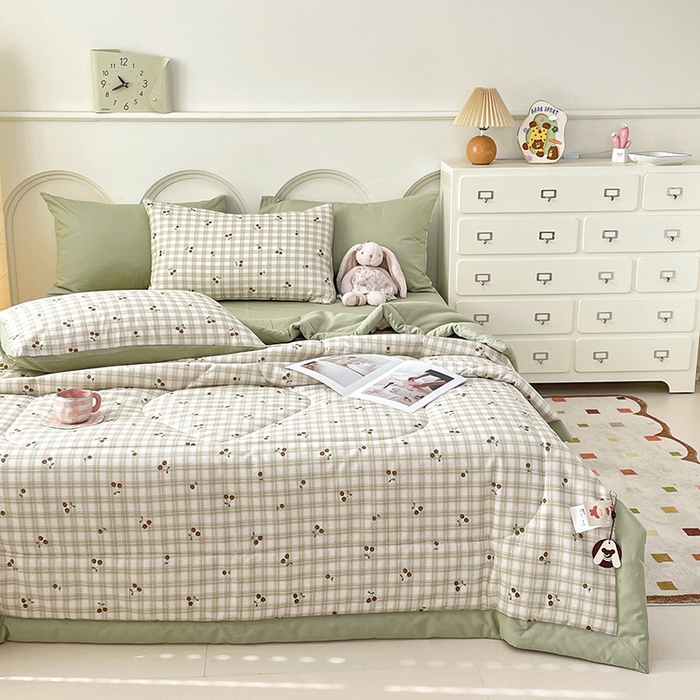 91家纺网 家纺一手货源 找家纺 梵克保罗 2025新款全棉夏被碎花卡通小清新简约纯棉夏凉被夏被四件套三件套 樱桃格子绿