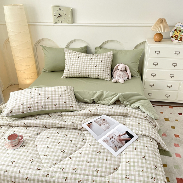 91家纺网 家纺一手货源 找家纺 梵克保罗 2025新款全棉夏被碎花卡通小清新简约纯棉夏凉被夏被四件套三件套 樱桃格子绿