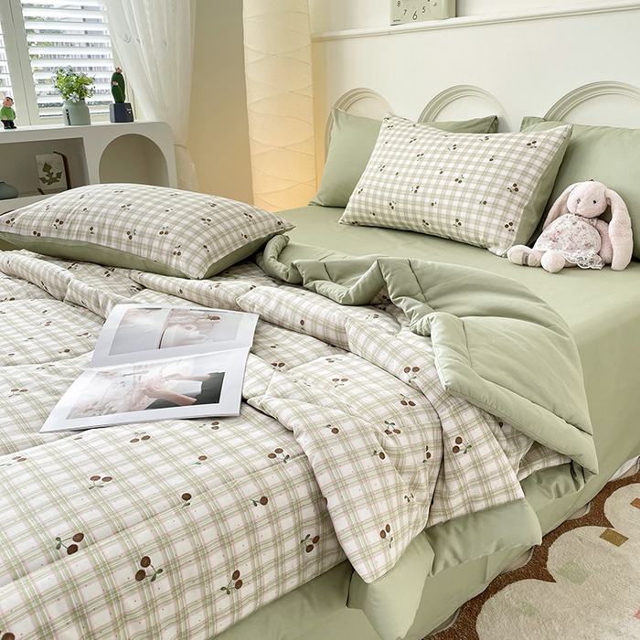 91家纺网 家纺一手货源 找家纺 梵克保罗 2025新款全棉夏被碎花卡通小清新简约纯棉夏凉被夏被四件套三件套 樱桃格子绿