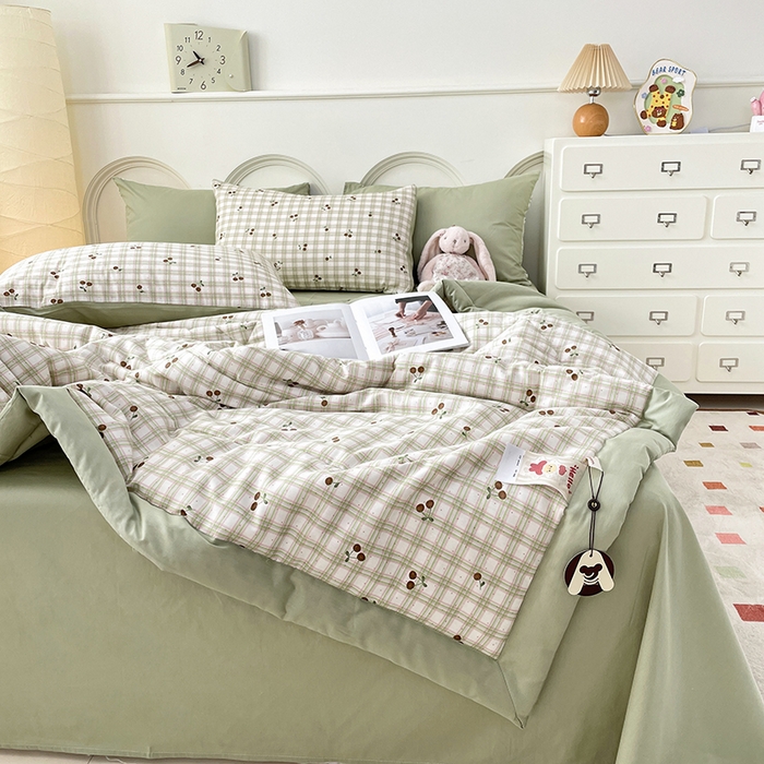 91家纺网 家纺一手货源 找家纺 梵克保罗 2025新款全棉夏被碎花卡通小清新简约纯棉夏凉被夏被四件套三件套 樱桃格子绿