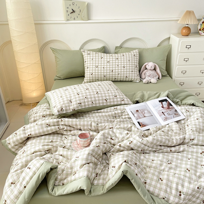 91家纺网 家纺一手货源 找家纺 梵克保罗 2025新款全棉夏被碎花卡通小清新简约纯棉夏凉被夏被四件套三件套 樱桃格子绿
