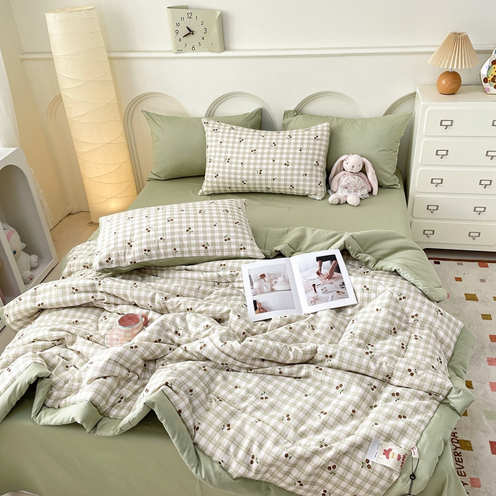 91家纺网 家纺一手货源 找家纺 梵克保罗 2025新款全棉夏被碎花卡通小清新简约纯棉夏凉被夏被四件套三件套 樱桃格子绿