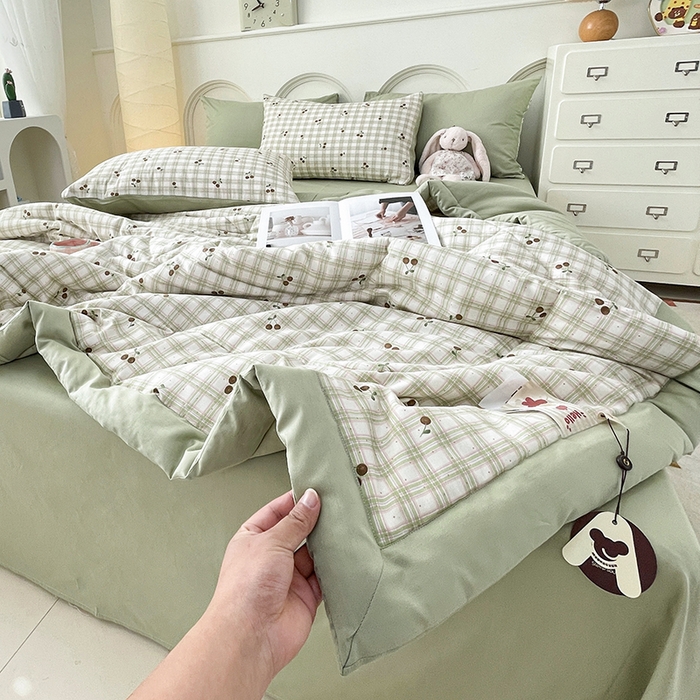 91家纺网 家纺一手货源 找家纺 梵克保罗 2025新款全棉夏被碎花卡通小清新简约纯棉夏凉被夏被四件套三件套 樱桃格子绿