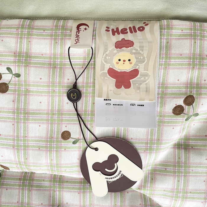 91家纺网 家纺一手货源 找家纺 梵克保罗 2025新款全棉夏被碎花卡通小清新简约纯棉夏凉被夏被四件套三件套 樱桃格子绿