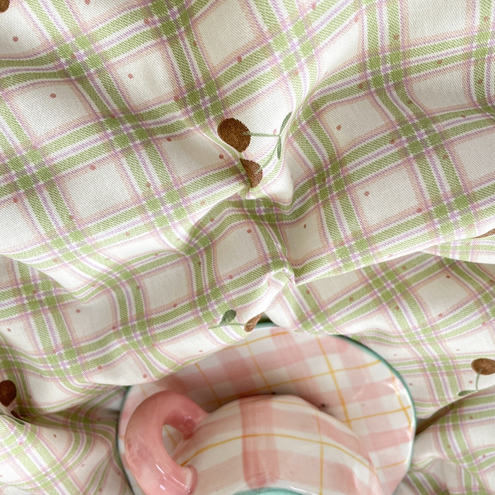 91家纺网 家纺一手货源 找家纺 梵克保罗 2025新款全棉夏被碎花卡通小清新简约纯棉夏凉被夏被四件套三件套 樱桃格子绿