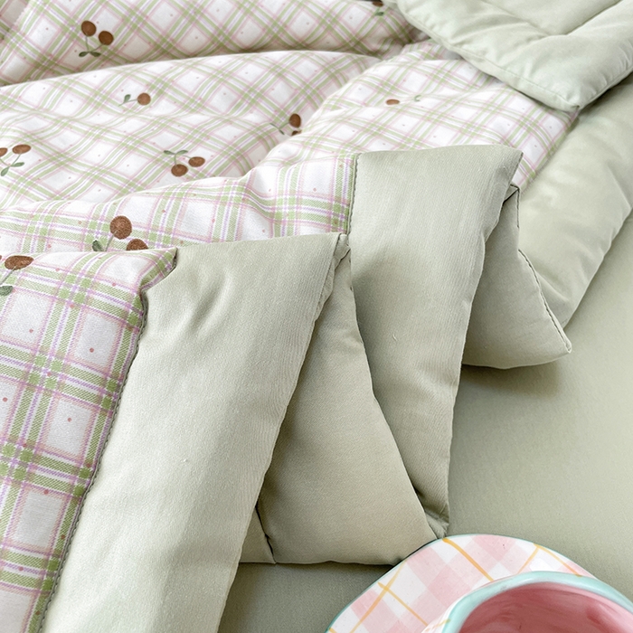 91家纺网 家纺一手货源 找家纺 梵克保罗 2025新款全棉夏被碎花卡通小清新简约纯棉夏凉被夏被四件套三件套 樱桃格子绿