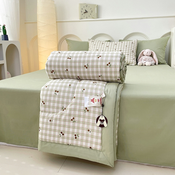 91家纺网 家纺一手货源 找家纺 梵克保罗 2025新款全棉夏被碎花卡通小清新简约纯棉夏凉被夏被四件套三件套 樱桃格子绿
