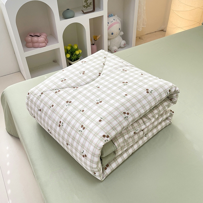 91家纺网 家纺一手货源 找家纺 梵克保罗 2025新款全棉夏被碎花卡通小清新简约纯棉夏凉被夏被四件套三件套 樱桃格子绿