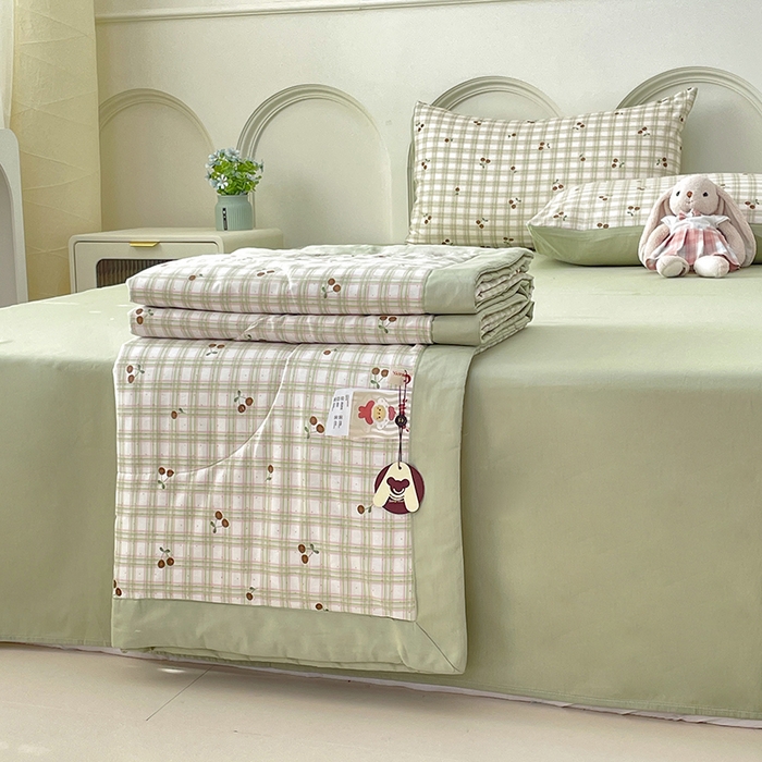 91家纺网 家纺一手货源 找家纺 梵克保罗 2025新款全棉夏被碎花卡通小清新简约纯棉夏凉被夏被四件套三件套 樱桃格子绿