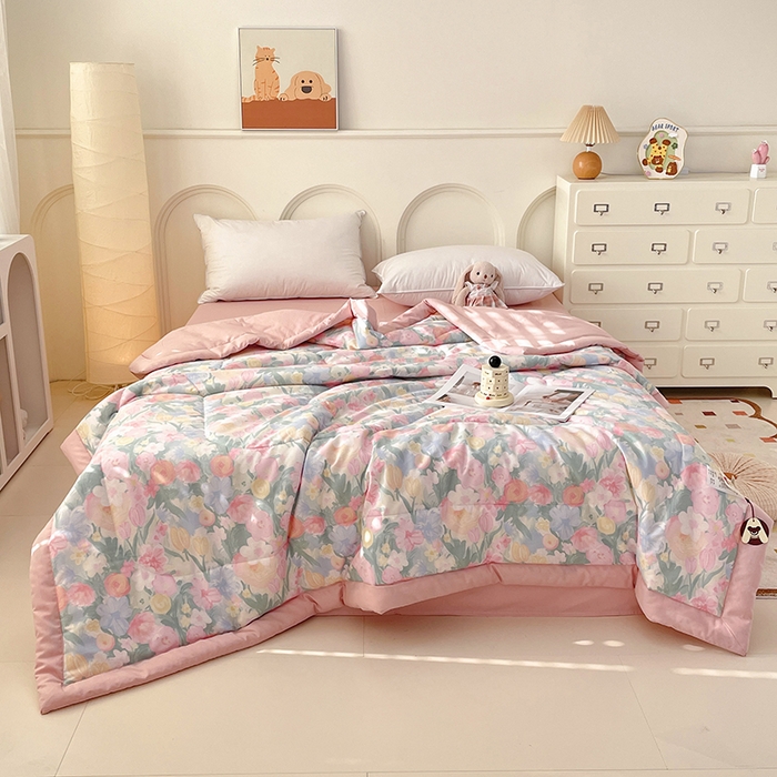 91家纺网 家纺一手货源 找家纺 梵克保罗 2025新款全棉夏被碎花卡通小清新简约纯棉夏凉被夏被四件套三件套 郁金花开