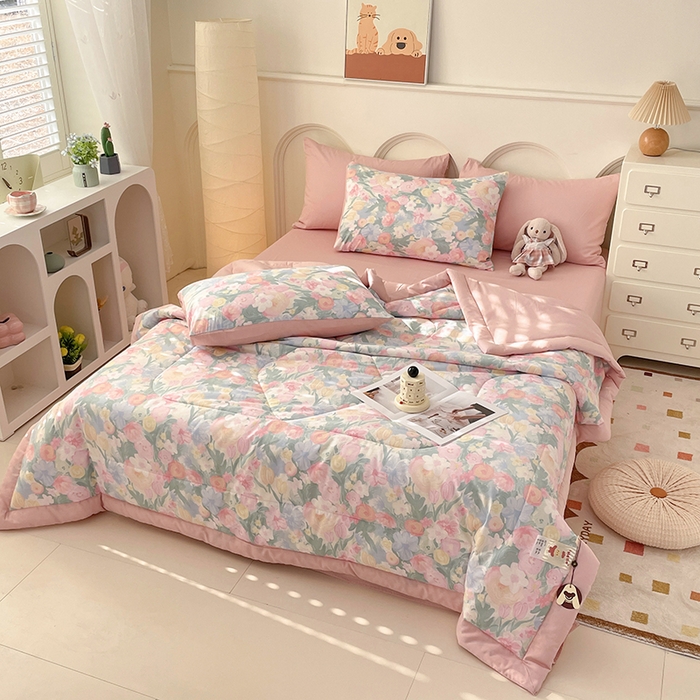 91家纺网 家纺一手货源 找家纺 梵克保罗 2025新款全棉夏被碎花卡通小清新简约纯棉夏凉被夏被四件套三件套 郁金花开