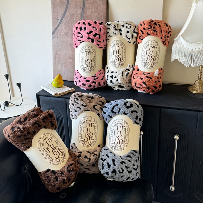 91家纺网 家纺一手货源 找家纺 （总）梵克保罗 2025新款双层阳离子豹纹提花塔芙绒羊羔绒跨境双层毛毯盖毯毯子