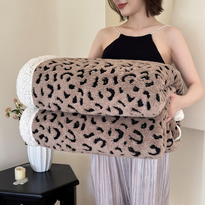 91家纺网 家纺一手货源 找家纺 梵克保罗 2025新款双层阳离子豹纹提花塔芙绒羊羔绒跨境双层毛毯盖毯毯子 豹纹驼