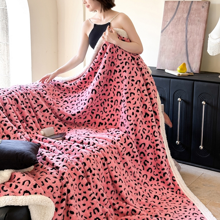 91家纺网 家纺一手货源 找家纺 梵克保罗 2025新款双层阳离子豹纹提花塔芙绒羊羔绒跨境双层毛毯盖毯毯子 豹纹粉