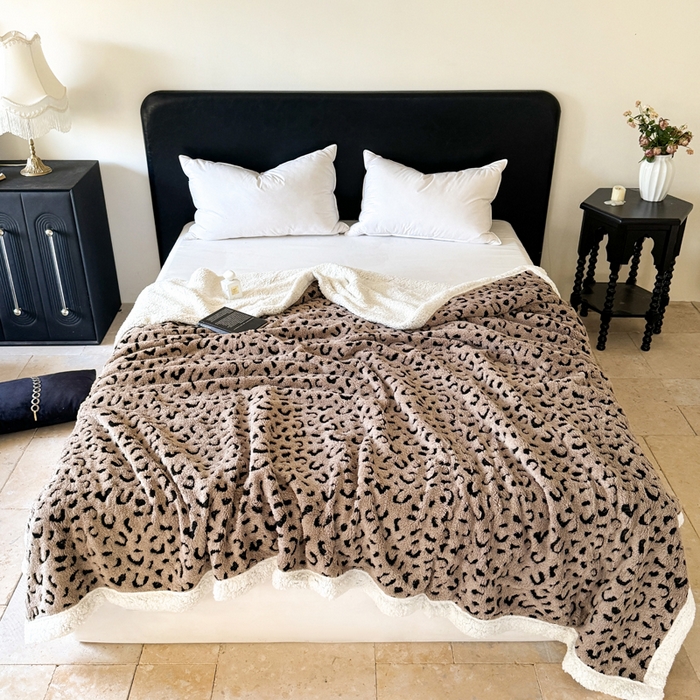 91家纺网 家纺一手货源 找家纺 梵克保罗 2025新款双层阳离子豹纹提花塔芙绒羊羔绒跨境双层毛毯盖毯毯子 豹纹驼