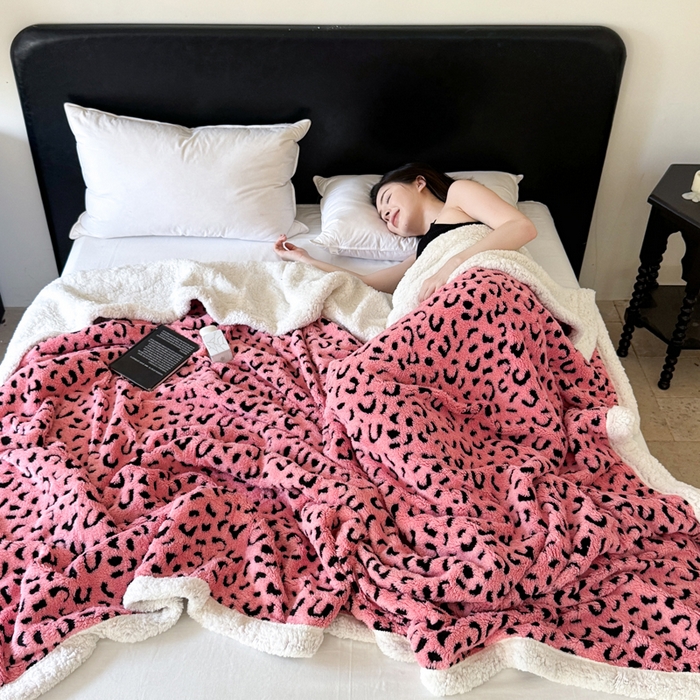 91家纺网 家纺一手货源 找家纺 梵克保罗 2025新款双层阳离子豹纹提花塔芙绒羊羔绒跨境双层毛毯盖毯毯子 豹纹粉