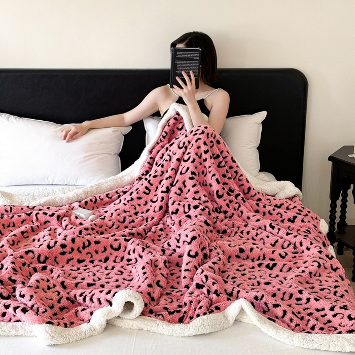 91家纺网 家纺一手货源 找家纺 梵克保罗 2025新款双层阳离子豹纹提花塔芙绒羊羔绒跨境双层毛毯盖毯毯子 豹纹粉