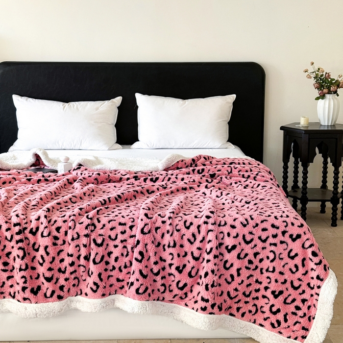 91家纺网 家纺一手货源 找家纺 梵克保罗 2025新款双层阳离子豹纹提花塔芙绒羊羔绒跨境双层毛毯盖毯毯子 豹纹粉