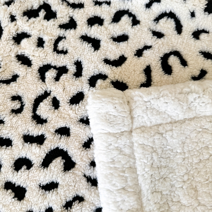 91家纺网 家纺一手货源 找家纺 梵克保罗 2025新款双层阳离子豹纹提花塔芙绒羊羔绒跨境双层毛毯盖毯毯子 豹纹白