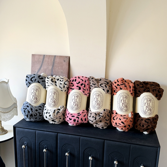 91家纺网 家纺一手货源 找家纺 梵克保罗 2025新款双层阳离子豹纹提花塔芙绒羊羔绒跨境双层毛毯盖毯毯子 组合图