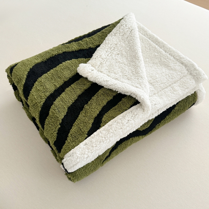 91家纺网 家纺一手货源 找家纺 梵克保罗 2025新款双层色织阳离子斑马纹提花塔芙绒羊羔绒跨境双层毛毯盖毯毯子 绿斑马纹