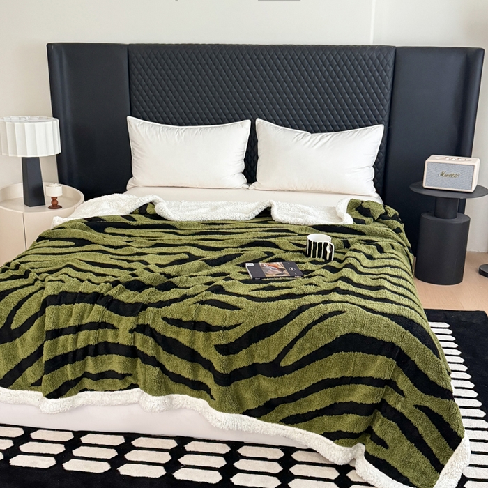 91家纺网 家纺一手货源 找家纺 梵克保罗 2025新款双层色织阳离子斑马纹提花塔芙绒羊羔绒跨境双层毛毯盖毯毯子 绿斑马纹