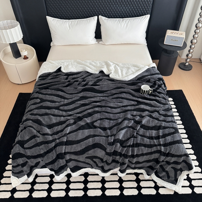 91家纺网 家纺一手货源 找家纺 梵克保罗 2025新款双层色织阳离子斑马纹提花塔芙绒羊羔绒跨境双层毛毯盖毯毯子 灰斑马纹