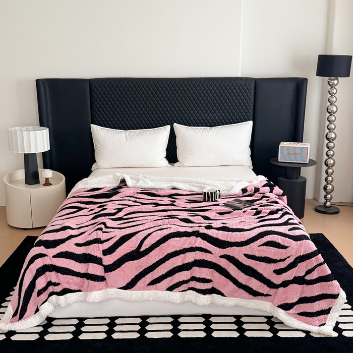 91家纺网 家纺一手货源 找家纺 梵克保罗 2025新款双层色织阳离子斑马纹提花塔芙绒羊羔绒跨境双层毛毯盖毯毯子 粉斑马纹