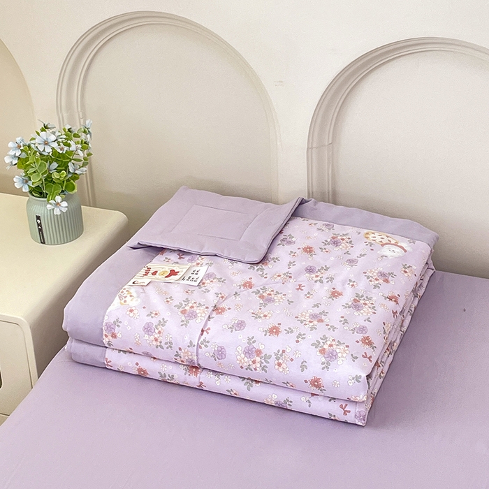 91家纺网 家纺一手货源 找家纺 梵克保罗 2025新款全棉夏被碎花卡通小清新简约纯棉夏凉被夏被四件套三件套 紫荆花猫