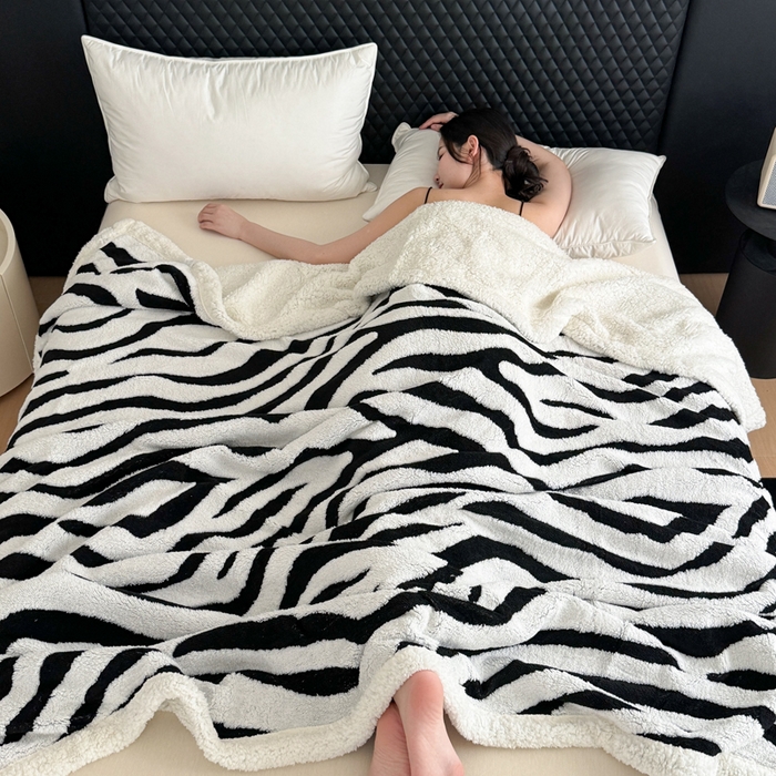 91家纺网 家纺一手货源 找家纺 梵克保罗 2025新款双层色织阳离子斑马纹提花塔芙绒羊羔绒跨境双层毛毯盖毯毯子 白斑马纹