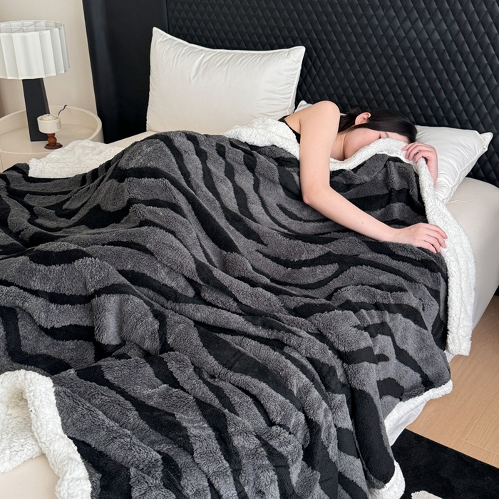 91家纺网 家纺一手货源 找家纺 梵克保罗 2025新款双层色织阳离子斑马纹提花塔芙绒羊羔绒跨境双层毛毯盖毯毯子 灰斑马纹