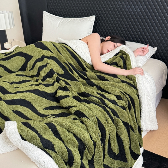 91家纺网 家纺一手货源 找家纺 梵克保罗 2025新款双层色织阳离子斑马纹提花塔芙绒羊羔绒跨境双层毛毯盖毯毯子 绿斑马纹