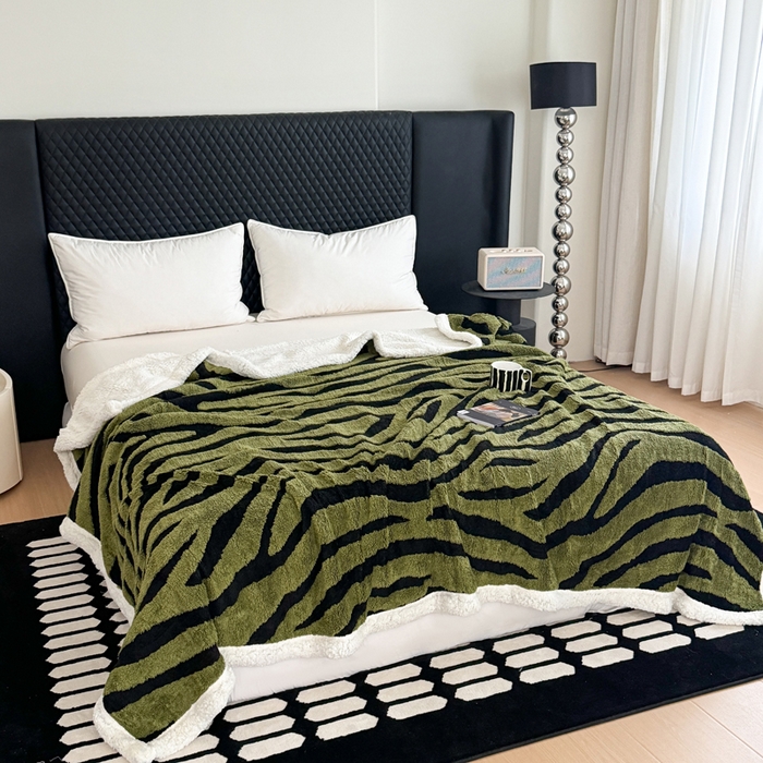 91家纺网 家纺一手货源 找家纺 梵克保罗 2025新款双层色织阳离子斑马纹提花塔芙绒羊羔绒跨境双层毛毯盖毯毯子 绿斑马纹