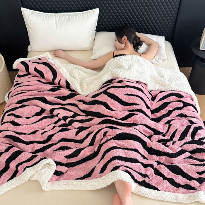 91家纺网 家纺一手货源 找家纺 梵克保罗 2025新款双层色织阳离子斑马纹提花塔芙绒羊羔绒跨境双层毛毯盖毯毯子 粉斑马纹