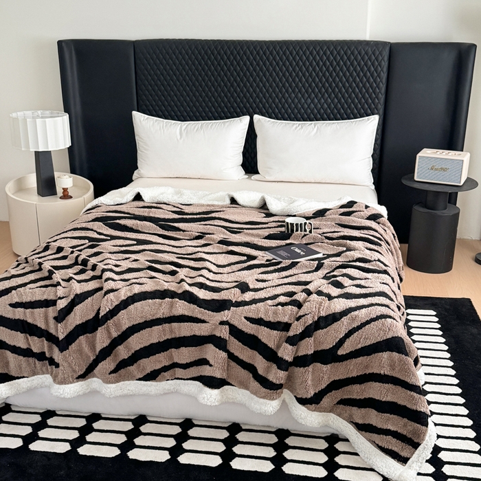 91家纺网 家纺一手货源 找家纺 梵克保罗 2025新款双层色织阳离子斑马纹提花塔芙绒羊羔绒跨境双层毛毯盖毯毯子 驼斑马纹